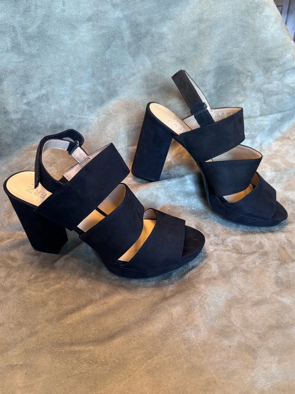 NATURALIZER SZ 8.5 Black Faux Suede Platform Block Heel Strappy/Adjust. Sandals